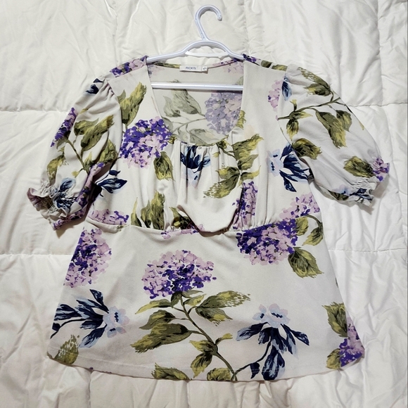 Lovely floral summer top with puffed sleeves. - Picture 1 of 1